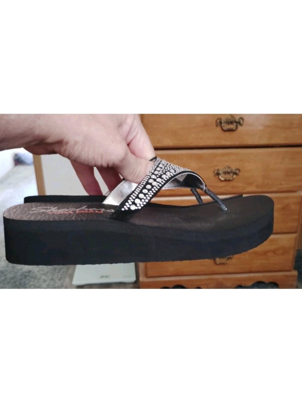 Skechers Size 10 Yoga Foam Vinyasa Jeweled Bling Wedge Flip Flops Rhinestone - Picture 5 of 10
